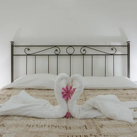Piazza Pitti 2 Bedroom Apartment