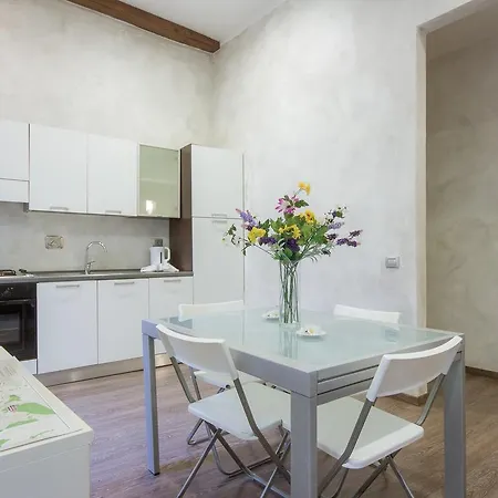 Piazza Pitti 2 Bedroom Appartement *